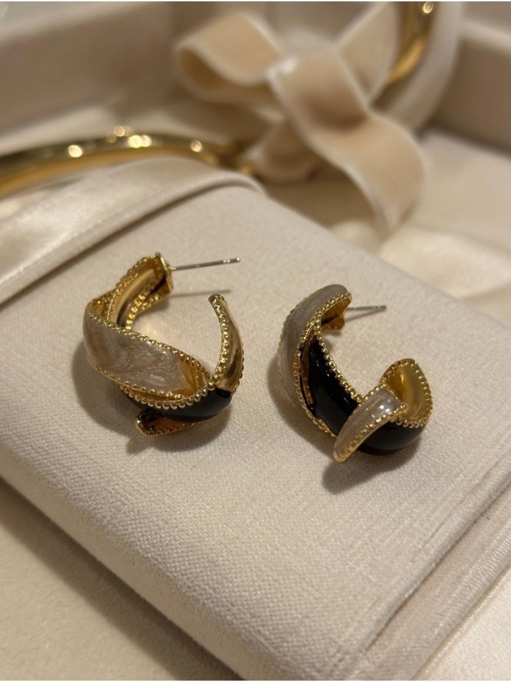 Vintage Gold Tone Black & Cream Enamel Swirl Ribbon Earrings 90s Statement